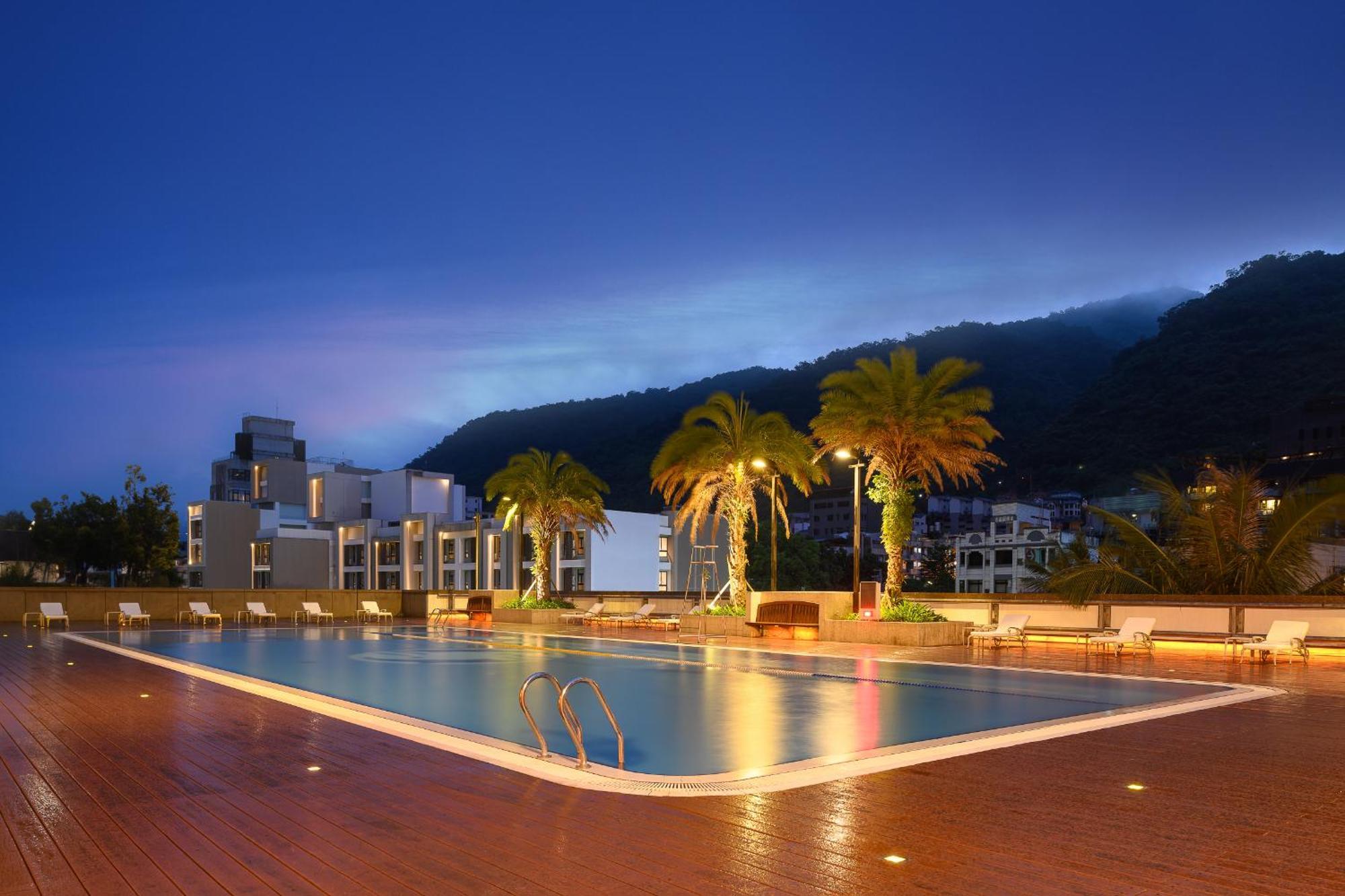 Evergreen Resort Hotel - Jiaosi Цзяосі Екстер'єр фото The swimming pool at the University of Nottingham Malaysia Campus