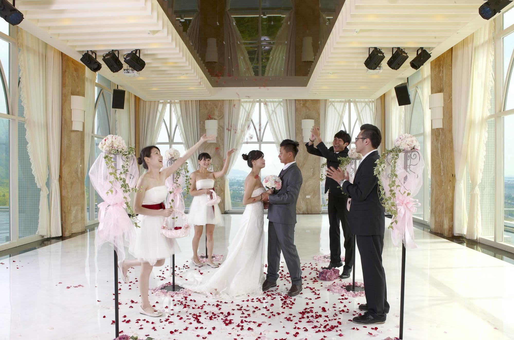 Evergreen Resort Hotel - Jiaosi Цзяосі Екстер'єр фото A wedding in the Sky Chapel