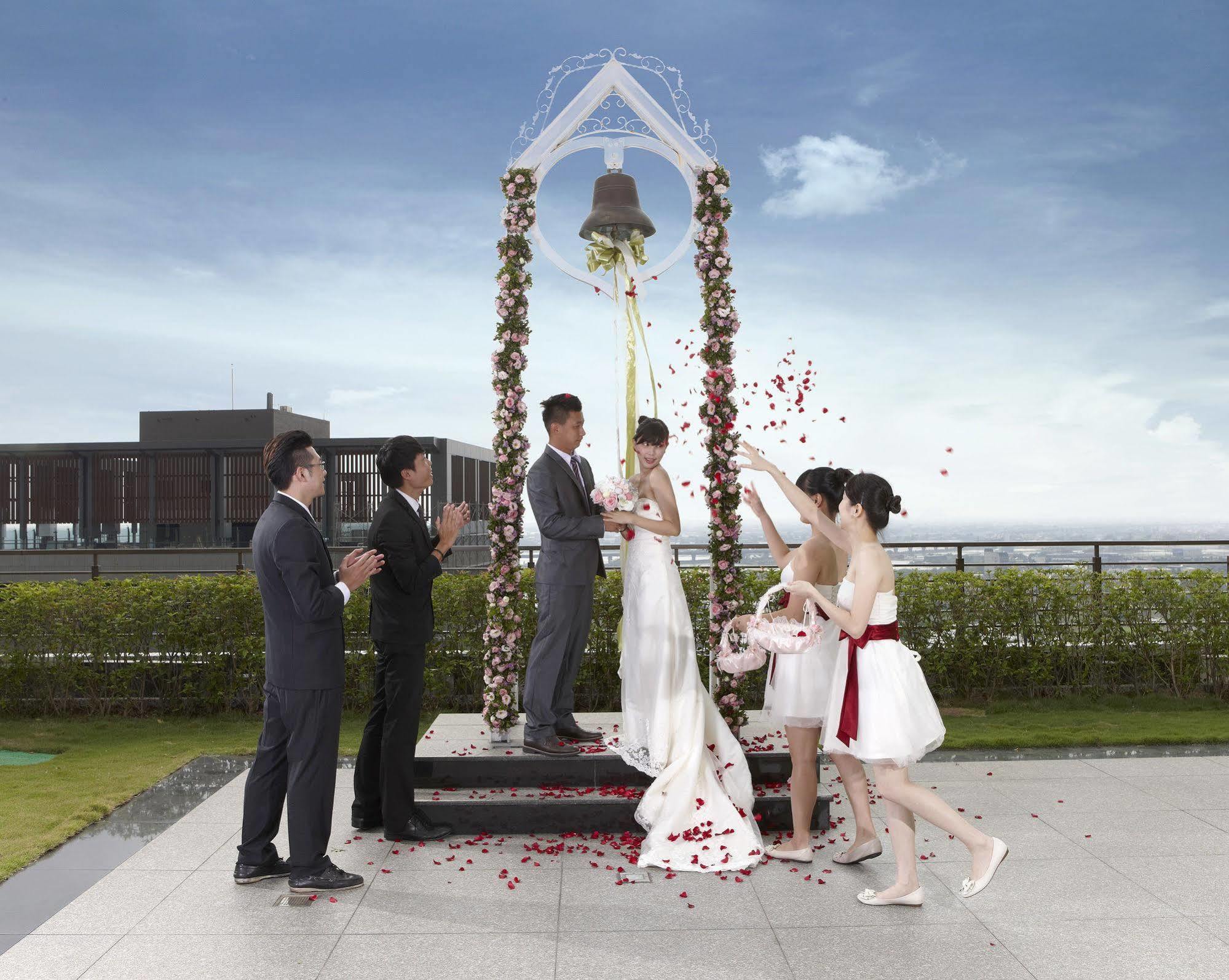 Evergreen Resort Hotel - Jiaosi Цзяосі Екстер'єр фото Wedding at the Sky Chapel